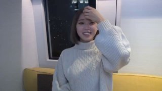 仲村美宇办公桌上干骚逼同事